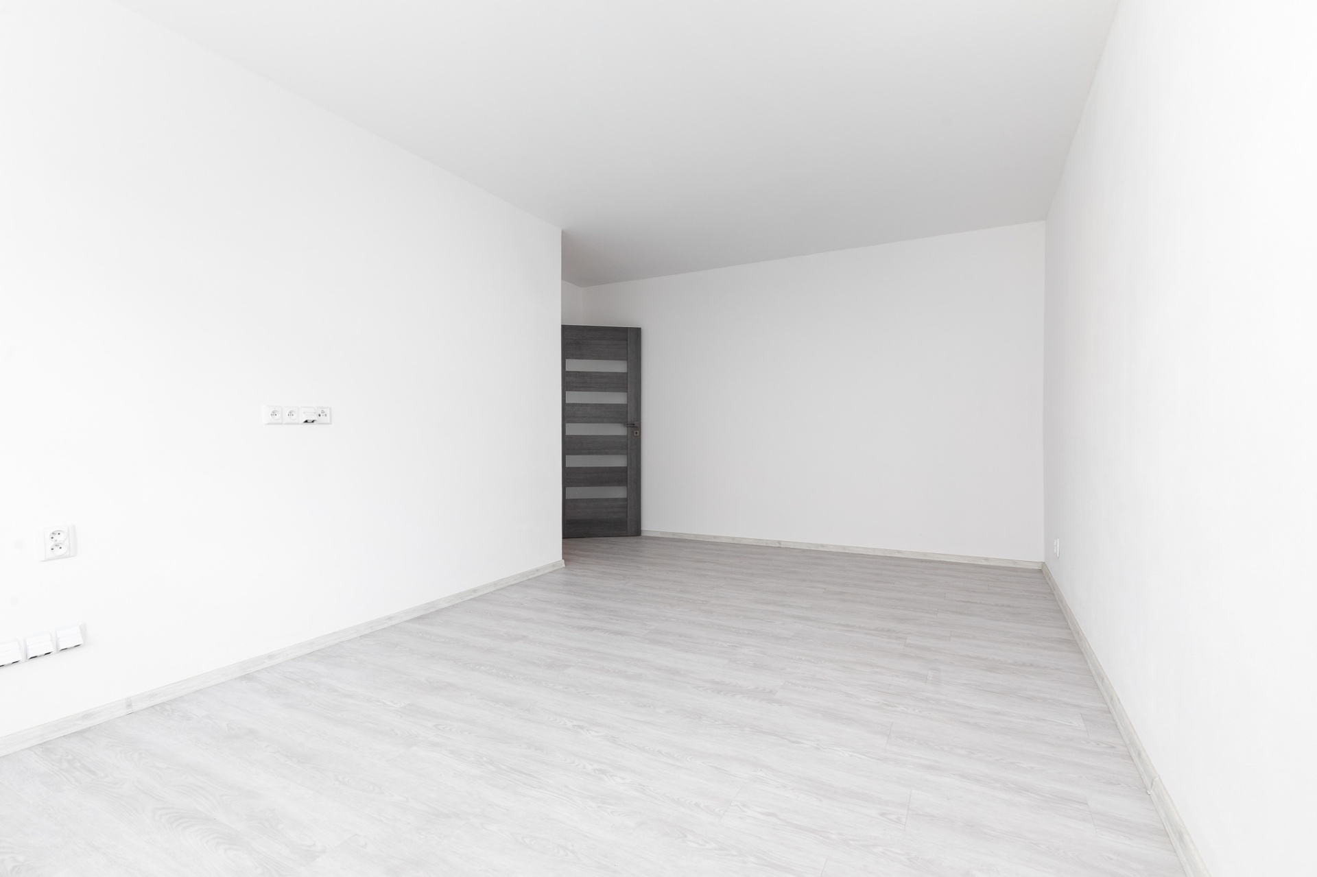Prostorný pokoj s designovými dveřmi
