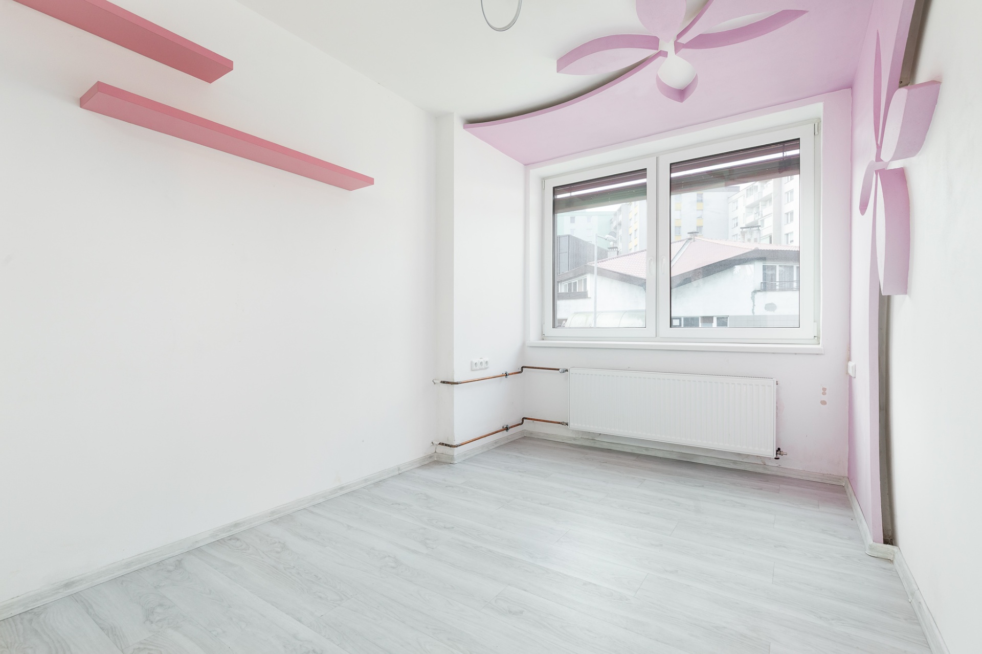 Dětský pokoj s designovým stropem