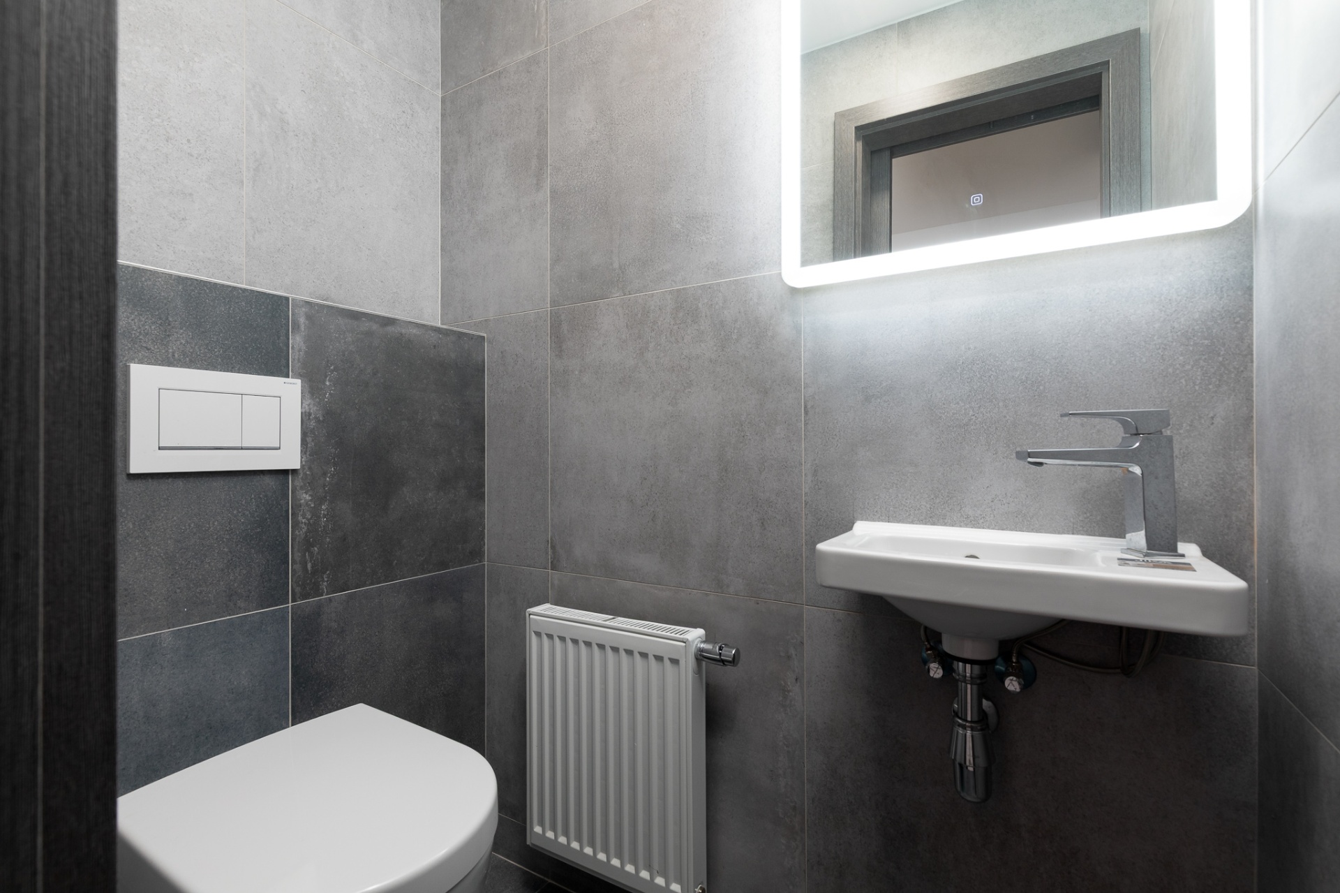Samostatné WC s designovým obkladem