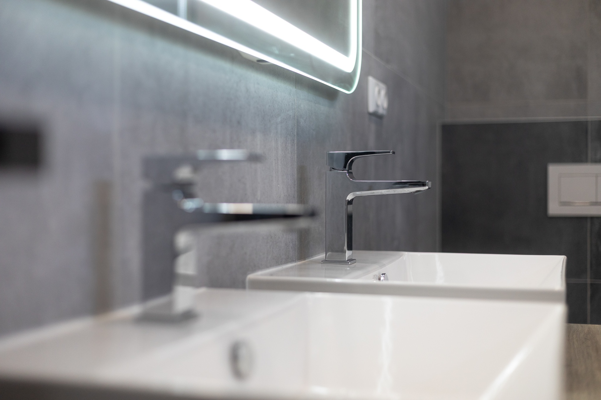 Detail koupelnové baterie a LED zrcadla