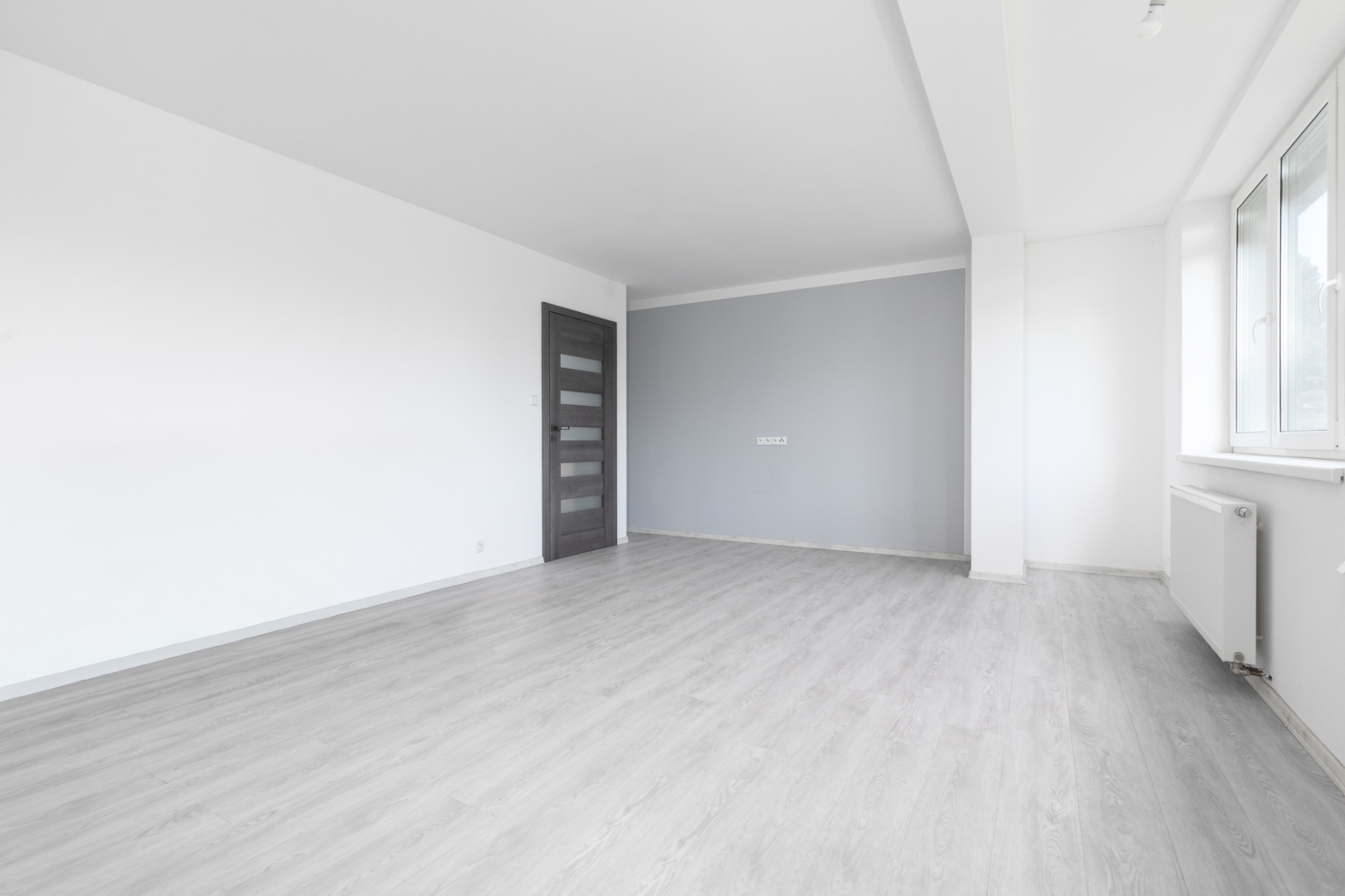 Světlý pokoj s designovými dveřmi